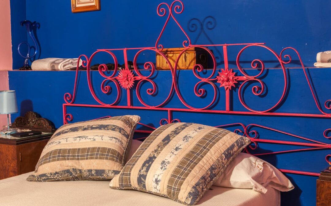 Jakie poduszki do granatowej kanapy? Inspiracje i porady aranżacyjne