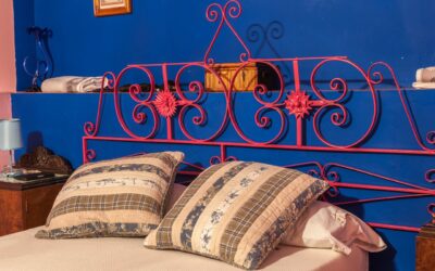 Jakie poduszki do granatowej kanapy? Inspiracje i porady aranżacyjne