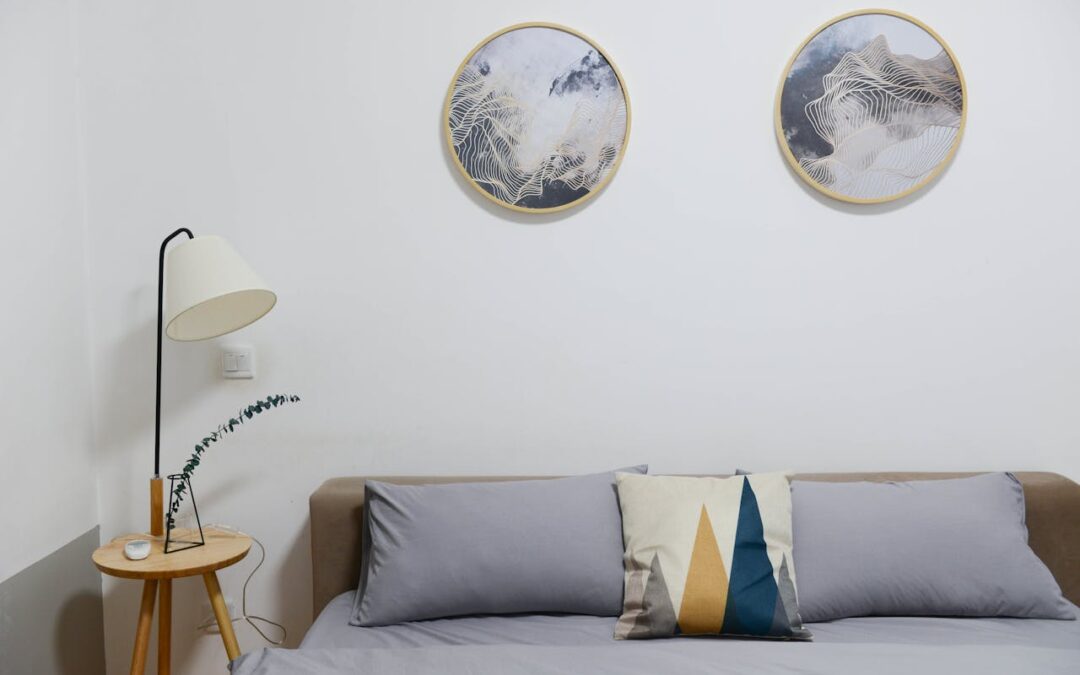 Co powiesić nad łóżkiem w sypialni? Pomysły na stylowe aranżacje