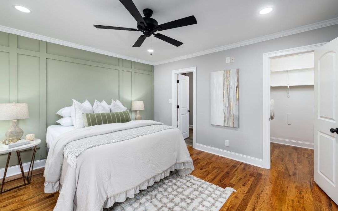 Jaki kolor ścian do białych mebli i szarej kanapy? Inspiracje i porady aranżacyjne