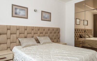 Jak zmieścić dwa łóżka w małym pokoju? Praktyczne porady aranżacyjne